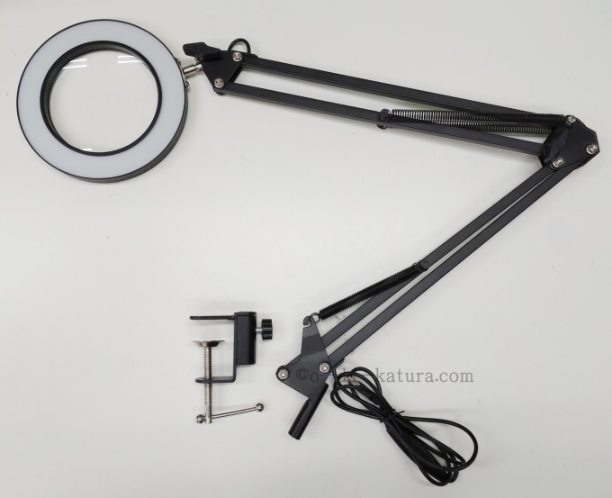 ウィッグ製作の必須アイテム。LED付き拡大鏡（テーブル固定式）