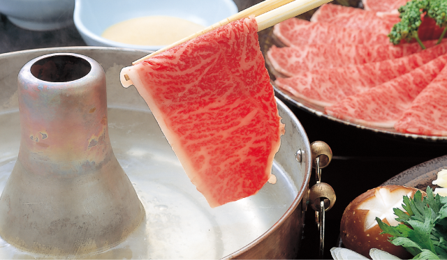 和牛である米沢牛の専門店、黄木のしゃぶしゃぶ用精肉。しゃぶしゃぶの調理イメージ。