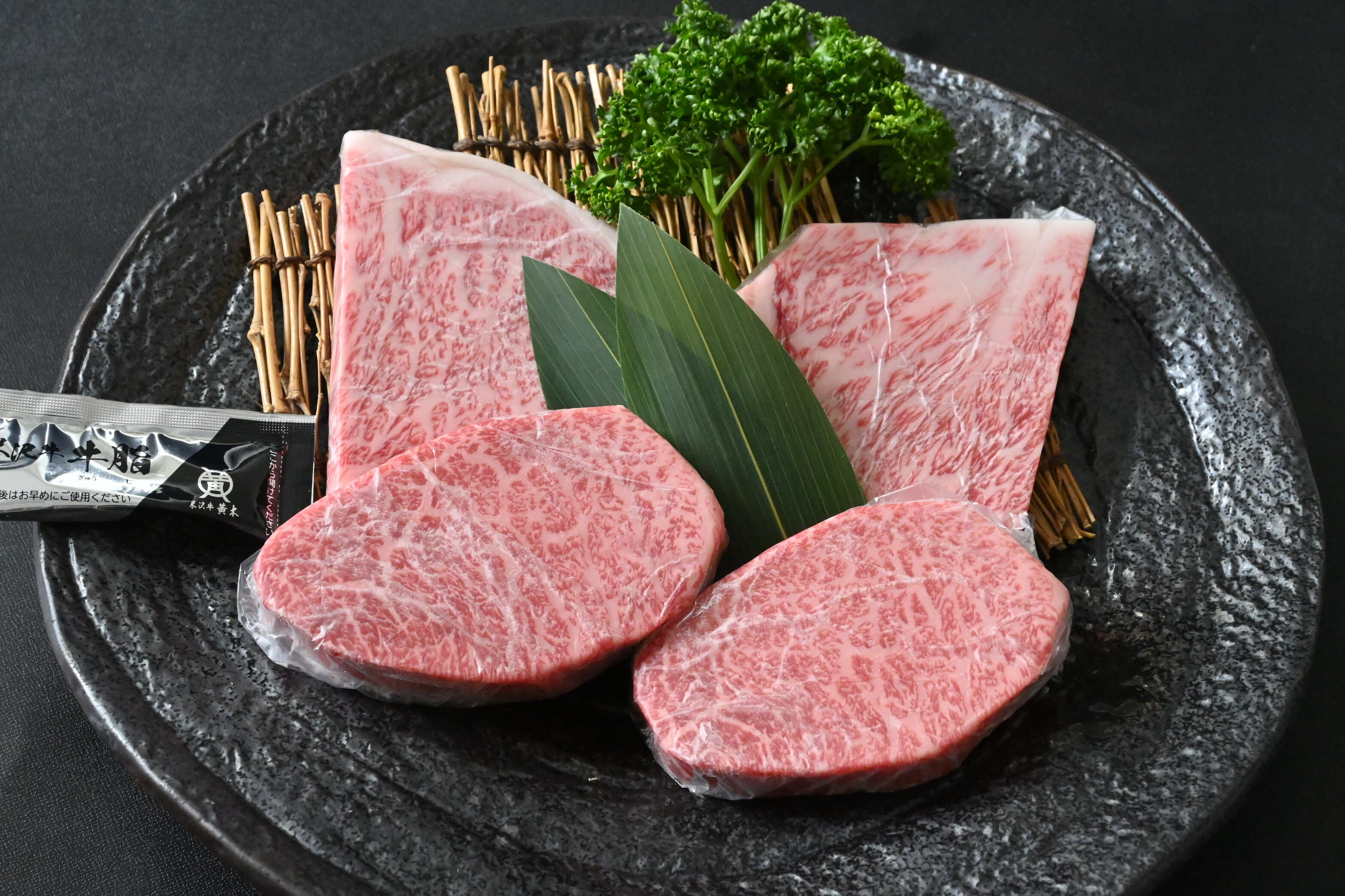 米沢牛ステーキ　食べ比べセット（サーロイン100g×2枚、上モモ100g×2枚）（冷凍）送料無料　化粧箱入