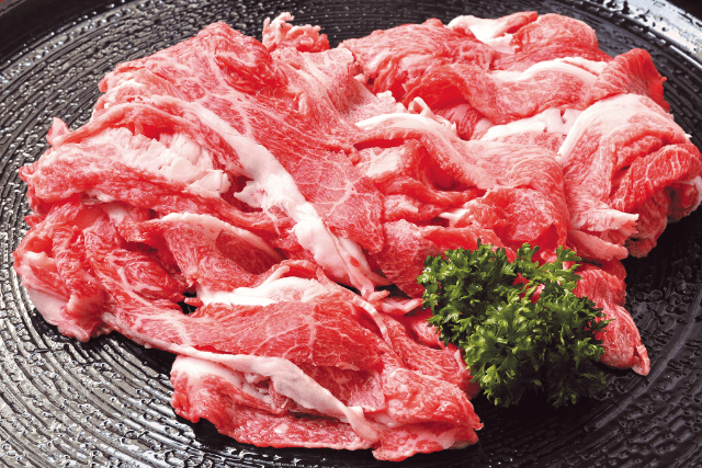 和牛である米沢牛の専門店、黄木の米沢牛切り落とし。アップ画像。