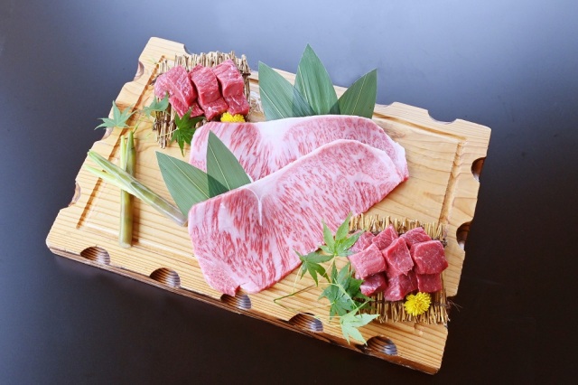 米沢牛サーロイン大判焼肉用 & 赤身ダイスカットステーキ　各250g　冷凍　化粧箱入り　送料無料