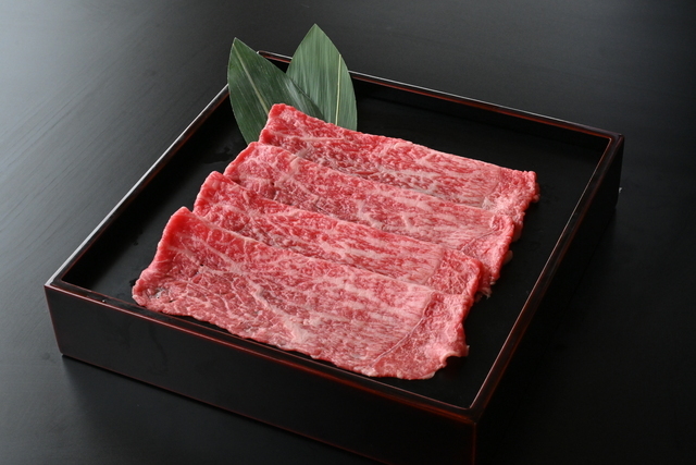 和牛である米沢牛の専門店、黄木のすき焼き用精肉。赤身の部位の詰合せの四角黒皿。