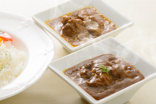 和牛である米沢牛の専門店、黄木のレトルト。厨房料理シリーズの黒毛和牛カレー2種の調理イメージ。