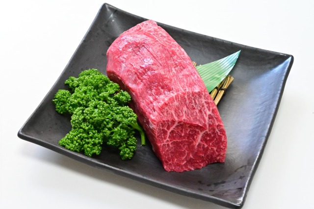 牛である米沢牛の専門店、黄木のすき焼き用精肉。赤身のブロックの精肉。