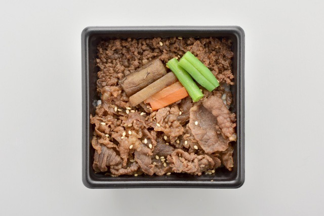 和牛である米沢牛の専門店、黄木の「牛肉どまん中」一膳ご飯。商品パッケージ１つ。