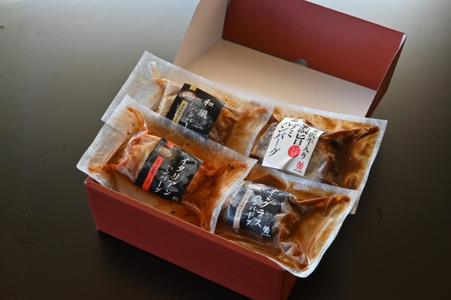 和牛である米沢牛の専門店、黄木のハンバーグ。直営レストラン金剛閣監修。デミ、イタリアン、和風、濃く旨デミ4種類。