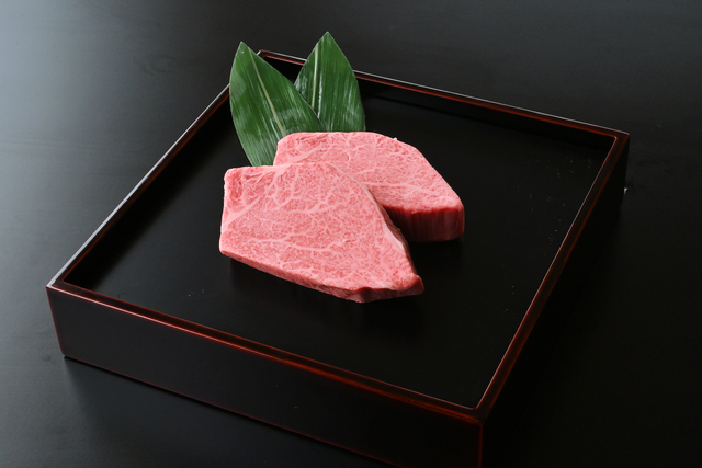 和牛である米沢牛の専門店、黄木のステーキ用精肉。ステーキ用ヒレが2枚入っている四角黒皿。