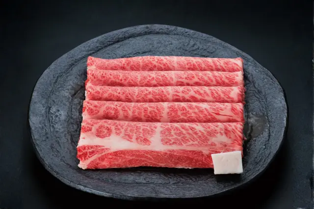 和牛である米沢牛の専門店、黄木のすき焼き用精肉の黒皿。部位は肩ロース。