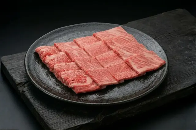和牛である米沢牛の専門店、黄木の焼肉用精肉。焼肉用肩ロースが乗っている黒皿。