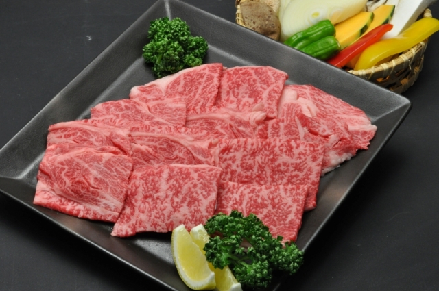 和牛である米沢牛の専門店、黄木の焼肉用精肉。焼肉用肩ロースが乗っている皿。