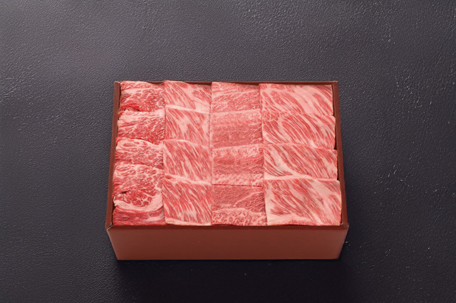 和牛である米沢牛の専門店、黄木の焼肉用精肉。黒背景で、焼肉肩ロースの赤箱。