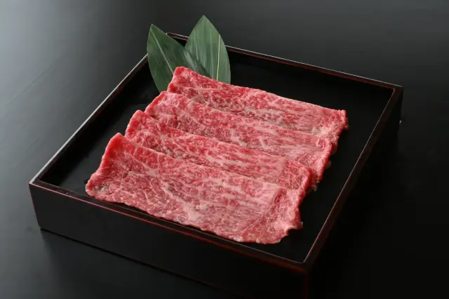 和牛である米沢牛の専門店、黄木のすき焼き用精肉の黒皿。部位は肩。