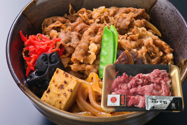和牛である米沢牛の専門店、黄木の米沢牛切り落とし。その調理イメージとしての、肉丼。
