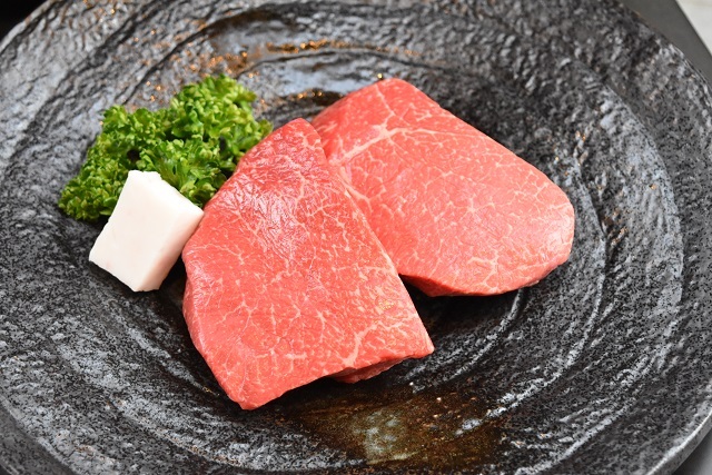 米沢牛赤身モモステーキ用　100g×2枚（冷蔵） 簡易箱入