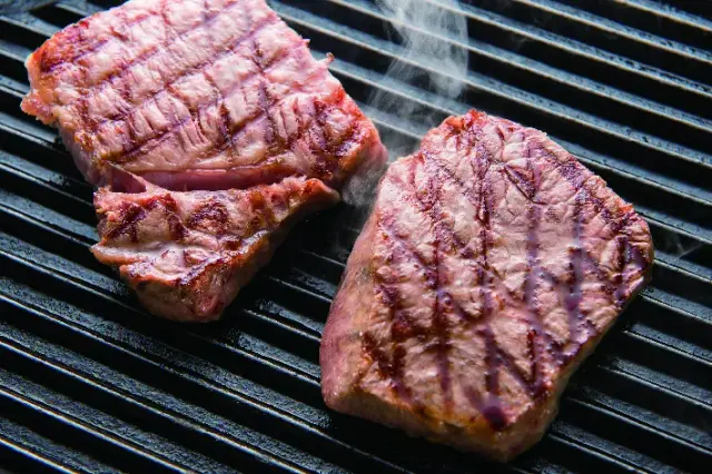 和牛である米沢牛の専門店、黄木のステーキの調理イメージ画像。