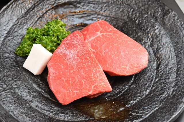 和牛である米沢牛の専門店、黄木のステーキ用精肉。ステーキ用モモが入っている黒皿。