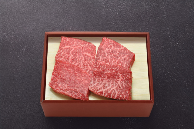 和牛である米沢牛の専門店、黄木のステーキ用精肉。ステーキ用モモが4枚入っている赤箱。