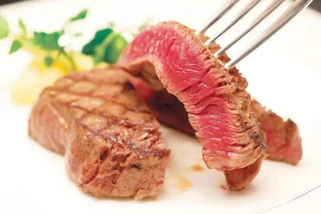 和牛である米沢牛の専門店、黄木のステーキの調理イメージ画像。