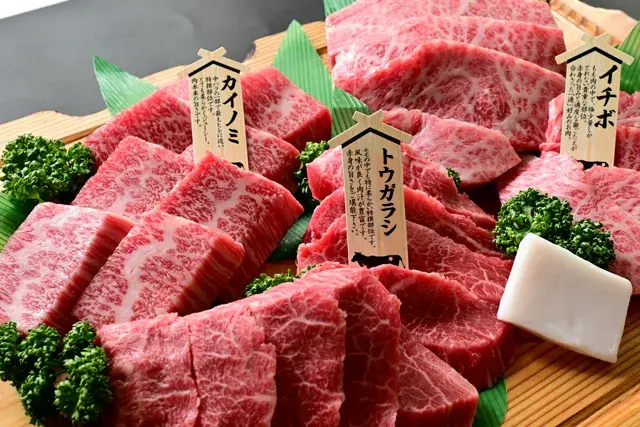 和牛である米沢牛の専門店、黄木の焼肉用精肉。希少部位盛合せの板盛りのクローズアップ。