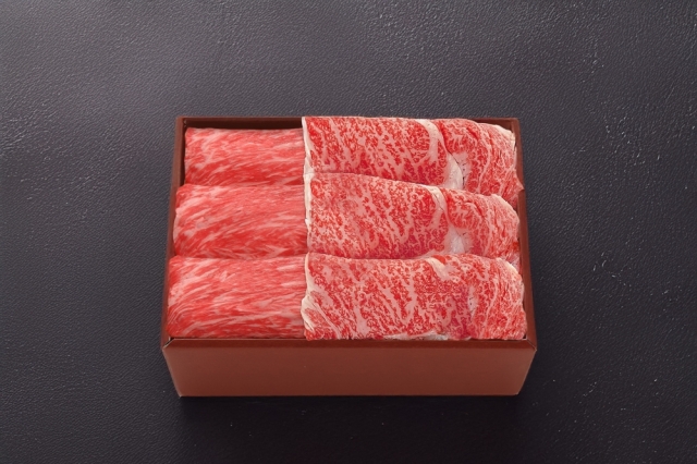 和牛である米沢牛の専門店、黄木のすき焼き用精肉。赤身、霜降りロースの詰め合わせ。