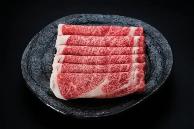 和牛である米沢牛の専門店、黄木のしゃぶしゃぶ用精肉。しゃぶしゃぶ用ロースが乗っている黒皿。