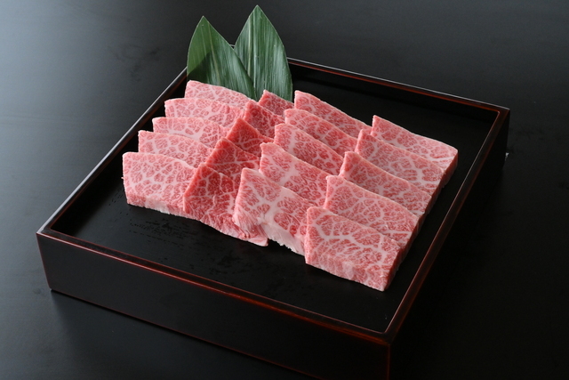 和牛である米沢牛の専門店、黄木の焼肉用精肉。焼肉用霜降りカルビが乗っている四角黒皿。
