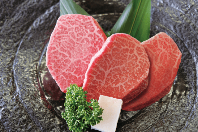 和牛である米沢牛の専門店、黄木のステーキ用精肉。希少部位シンシンが2枚入っている黒皿。