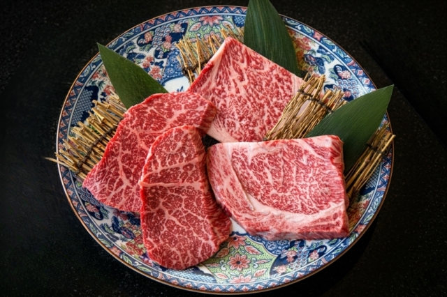 【A5限定】米沢牛コンビネーションステーキ盛り合わせ(ロース150g×2枚・上モモ100g×2枚)（冷凍）送料無料　化粧箱入