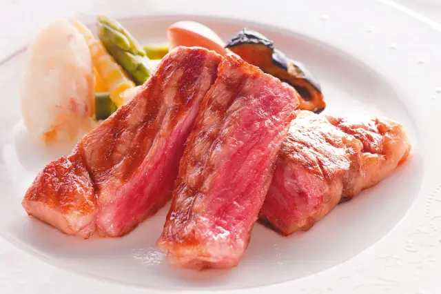 和牛である米沢牛の専門店、黄木のステーキの調理イメージ画像。