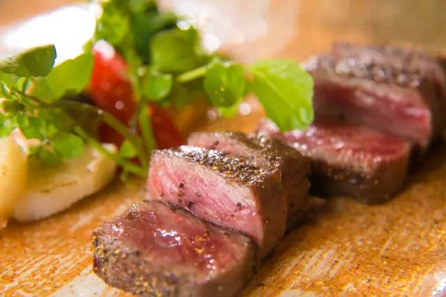 和牛である米沢牛の専門店、黄木のステーキの調理イメージ画像。