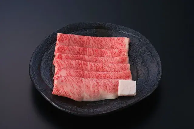 和牛である米沢牛の専門店、黄木のすき焼き。特選ロースの精肉。