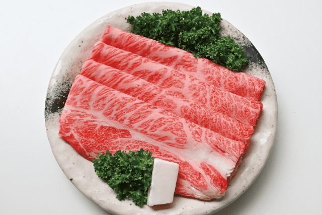 牛である米沢牛の専門店、黄木のすき焼き用精肉。肩ロースが入った皿。