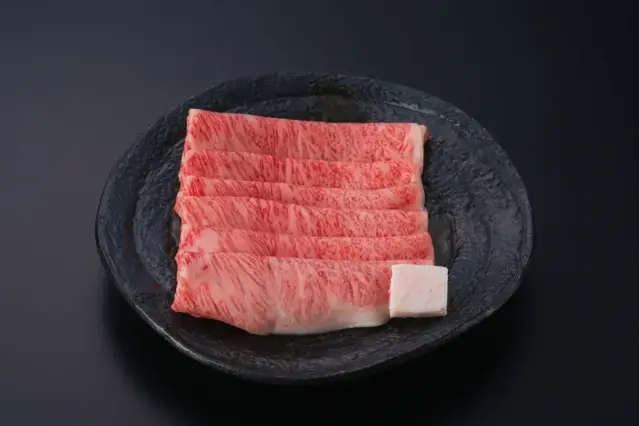 和牛である米沢牛の専門店、黄木のすき焼き用精肉の黒皿。部位は特選ロース。