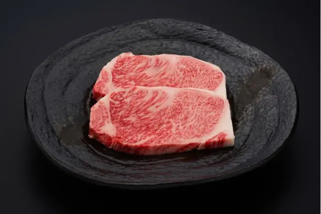 和牛である米沢牛の専門店、黄木のステーキ用精肉。ステーキ用特選サーロインが4枚入っている。