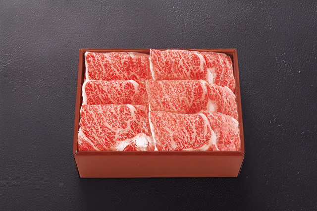 和牛である米沢牛の専門店、黄木のすき焼き用精肉。特選ロースの部位の詰合せの赤箱。