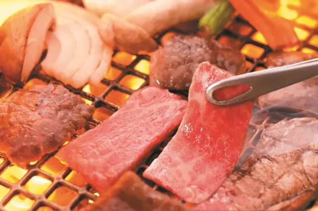 和牛である米沢牛の専門店、黄木の焼肉用精肉。焼肉の調理イメージ。
