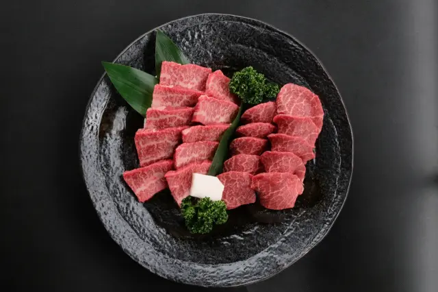 和牛である米沢牛の専門店、黄木の焼肉用精肉。焼肉用詰め合わせが乗っている黒皿。