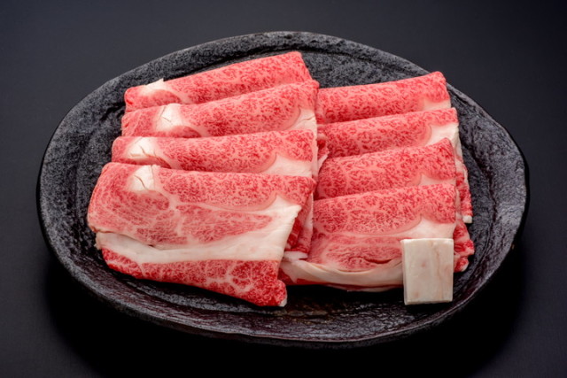 牛である米沢牛の専門店、黄木のすき焼き用精肉。黄木自慢の悠修牛のロース。