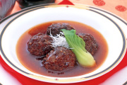 和牛である米沢牛の専門店、黄木のレトルト。厨房料理シリーズの中華風肉団子の調理イメージ。