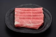 和牛である米沢牛の専門店、黄木のしゃぶしゃぶ用精肉。しゃぶしゃぶ用肩ロースが乗っている黒皿。悠修牛。