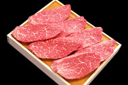 和牛である米沢牛の専門店、黄木のすみれ漬。米沢牛モモ肉を酒粕と味噌で漬けた、70年来の人気商品。7枚入りの木箱。