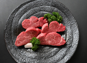 和牛である米沢牛の専門店、黄木のステーキ用精肉。米沢牛ヒレが4枚入っている黒皿。