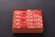 和牛である米沢牛の専門店、黄木の焼肉用精肉。黒背景で、焼肉バラの赤箱。