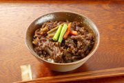 和牛である米沢牛の専門店、黄木の「牛肉どまん中」一膳ご飯。商品イメージ。