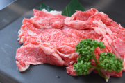 和牛である米沢牛の専門店、黄木の米沢牛切り落とし。アップ画像。
