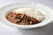 和牛である米沢牛の専門店、黄木工房のレトルト。濃厚な米沢牛ハヤシビーフの新調理イメージ。