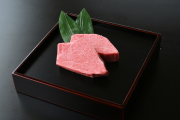 和牛である米沢牛の専門店、黄木のステーキ用精肉。ステーキ用ヒレが2枚入っている四角黒皿。