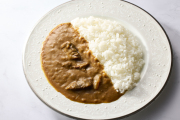 和牛である米沢牛の専門店、黄木工房のレトルト。濃厚な米沢牛ビーフカレーの新調理イメージ。