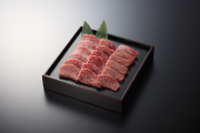 和牛である米沢牛の専門店、黄木の焼肉用精肉。焼肉用バラカルビが乗っている四角黒皿。