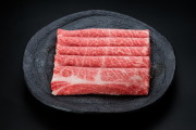 和牛である米沢牛の専門店、黄木のすき焼き。肩ロースの精肉の黒皿。